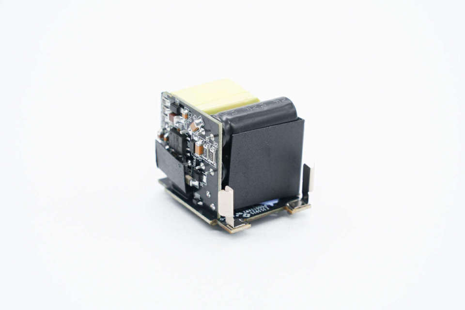 小巧迷你，iPhone 15新機(jī)用戶的理想選擇 大麥30W氮化鎵快充頭拆解評(píng)測(cè)